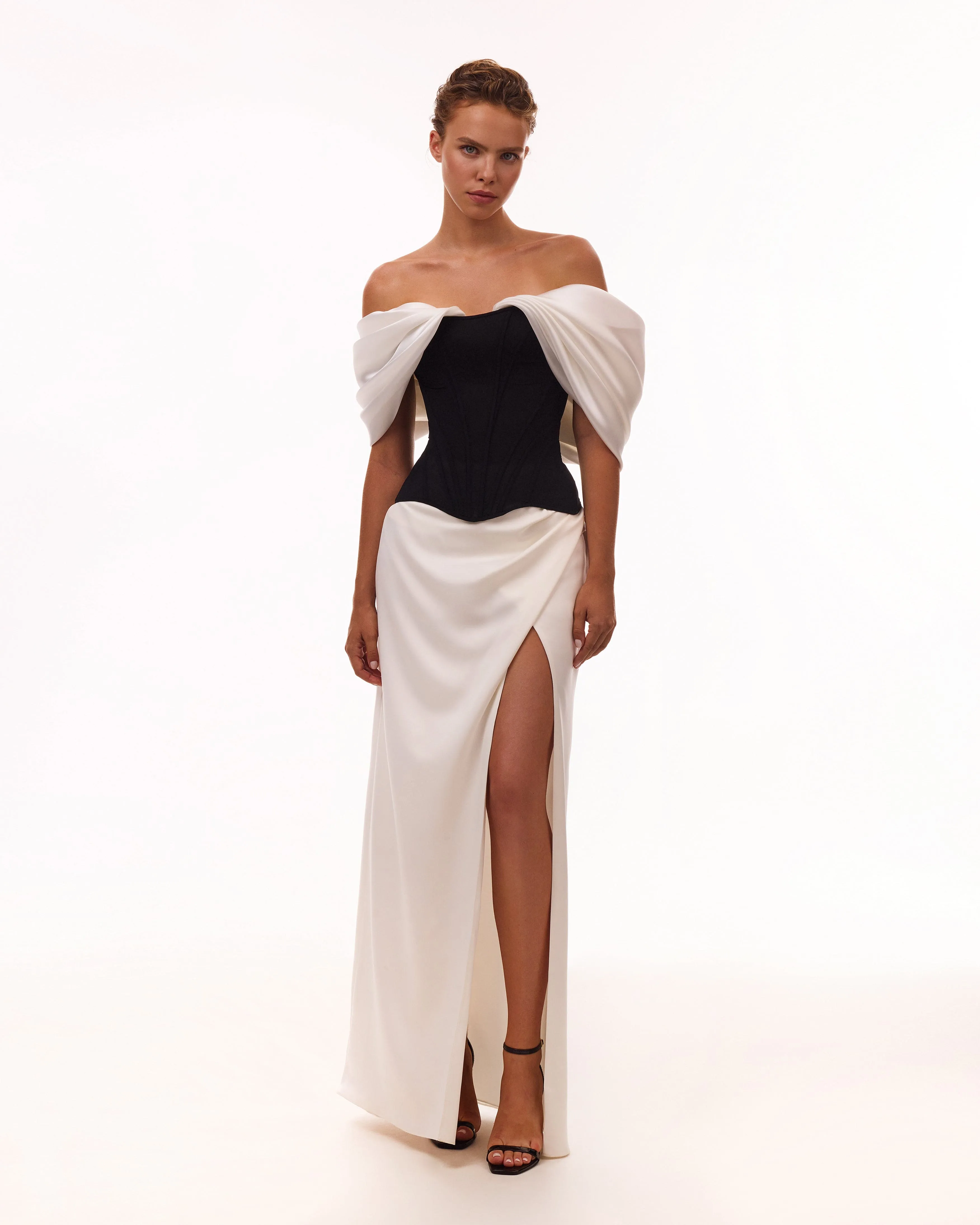 Refined fitted white maxi skirt with a slit